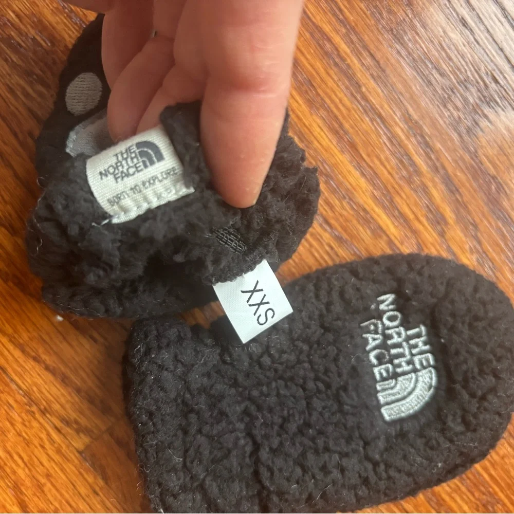 The North Face Baby Bear Suave Oso Black Mittens 0-6 months